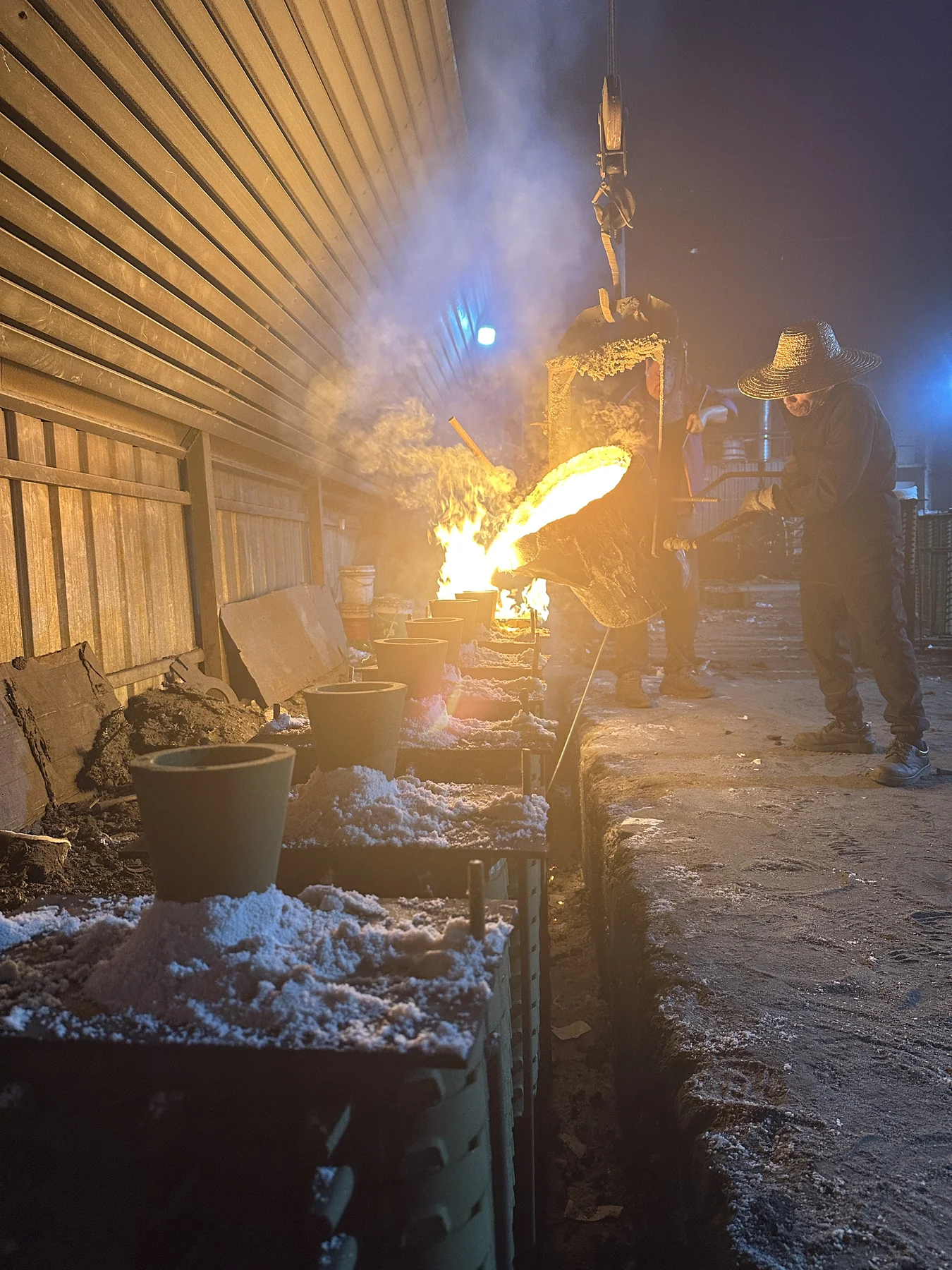 Molten metal pouring in Dingdar foundry